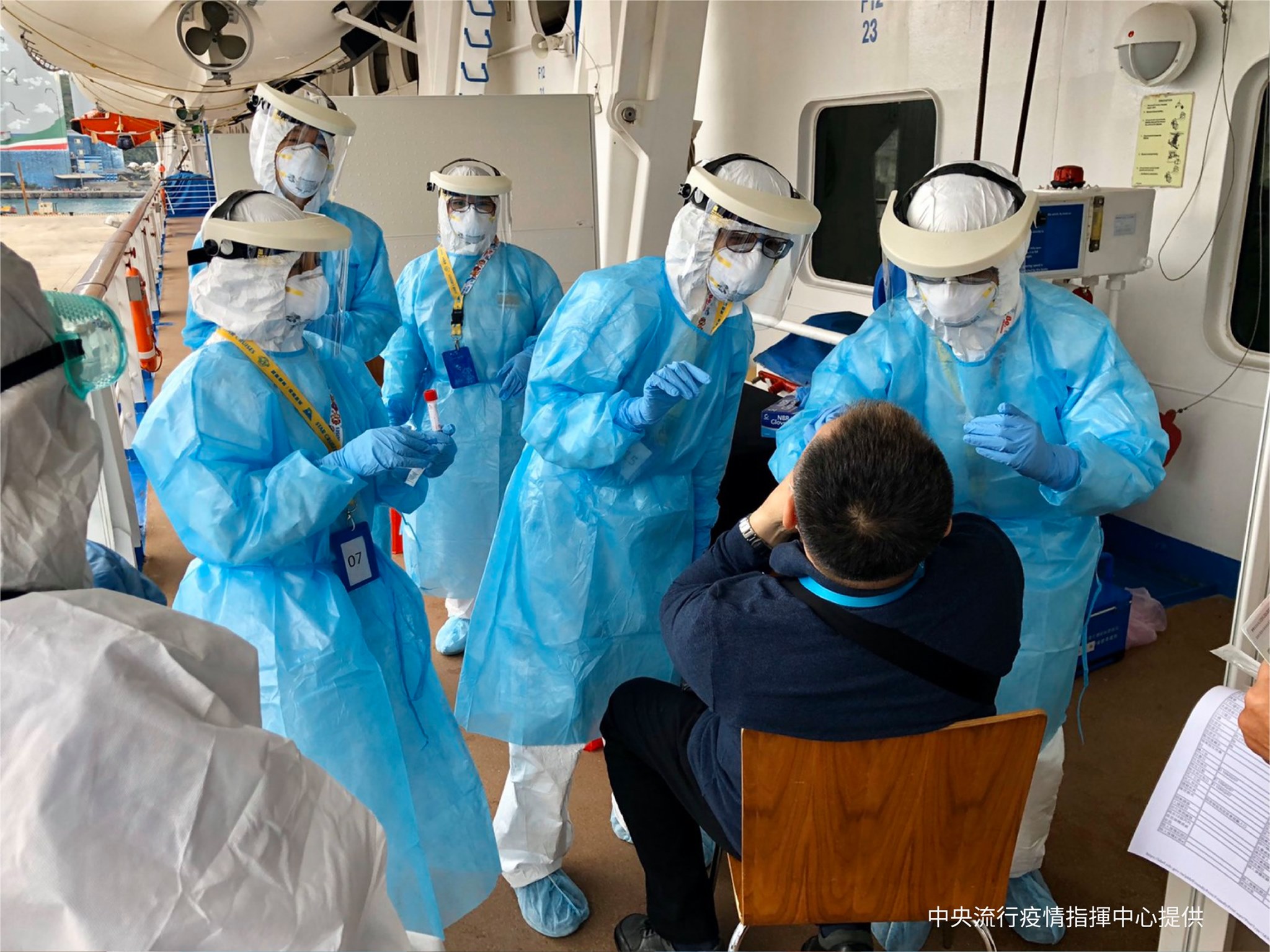 Quarantine personnel carried out quarantine procedures on passengers aboard the SuperStar Aquarius on February 8, 2020.